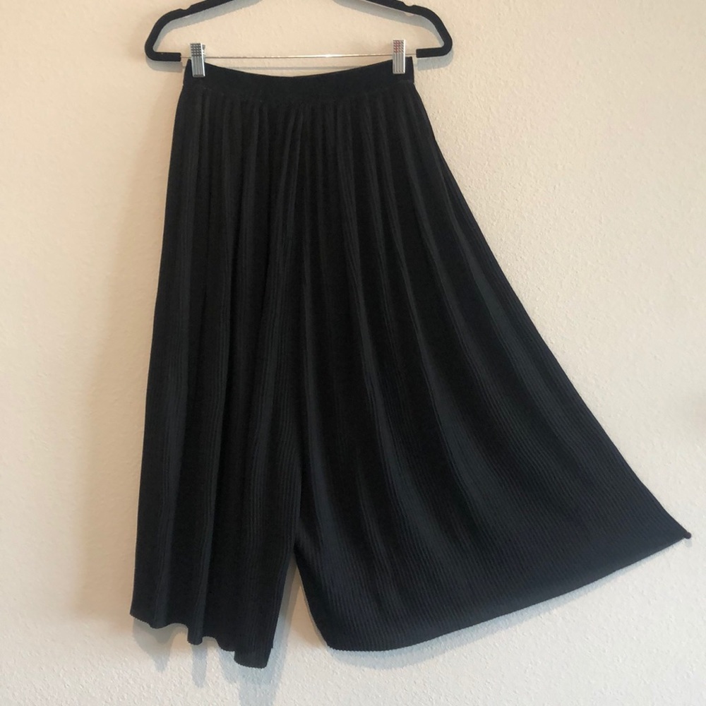 Zara Women’s Black Pleated Gaucho Pant